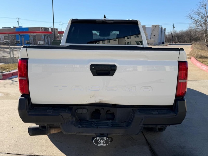 Toyota Tacoma 2WD Vehicle Full-screen Gallery Image 05