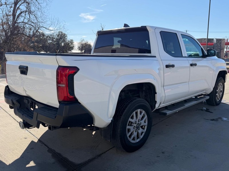 Toyota Tacoma 2WD Vehicle Full-screen Gallery Image 06