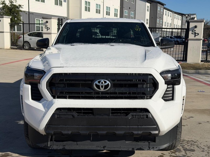 Toyota Tacoma 2WD Vehicle Full-screen Gallery Image 09