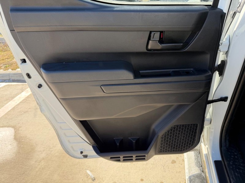 Toyota Tacoma 2WD Vehicle Full-screen Gallery Image 15