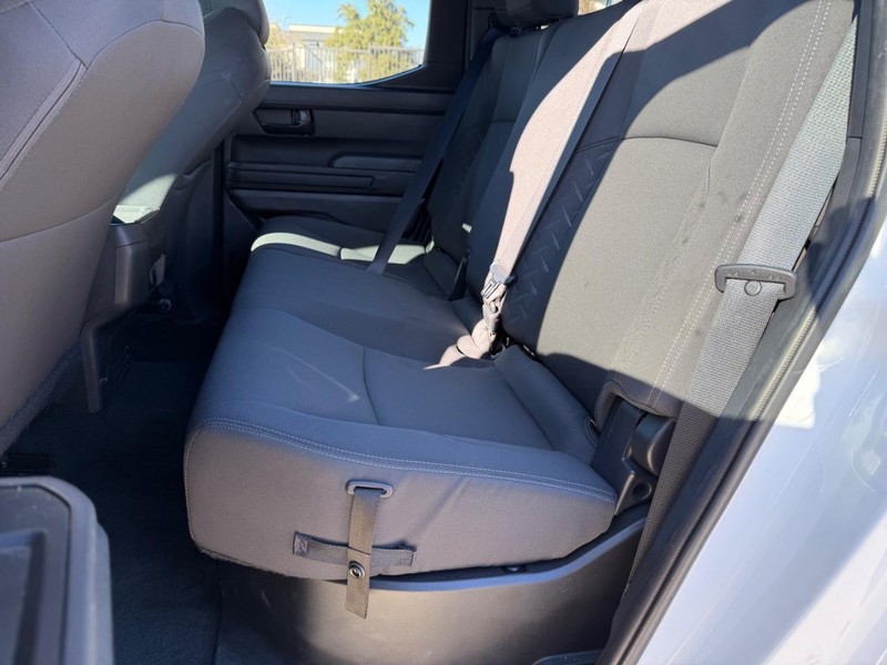 Toyota Tacoma 2WD Vehicle Full-screen Gallery Image 17