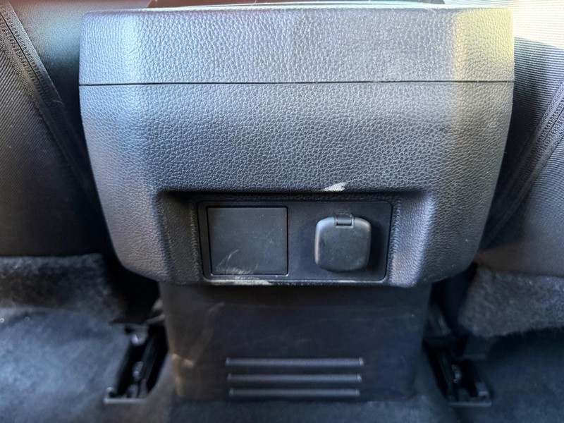 Toyota Tacoma 2WD Vehicle Full-screen Gallery Image 18