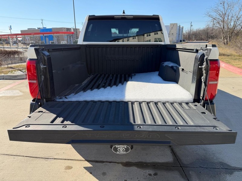 Toyota Tacoma 2WD Vehicle Full-screen Gallery Image 20