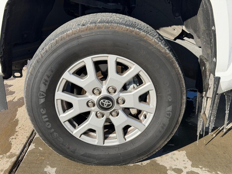 Toyota Tacoma 2WD Vehicle Full-screen Gallery Image 21