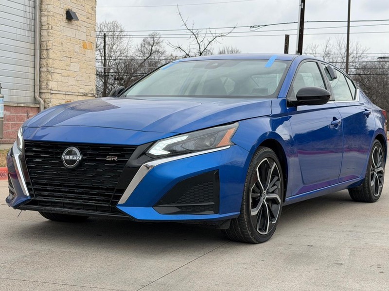 Nissan Altima Vehicle Full-screen Gallery Image 02