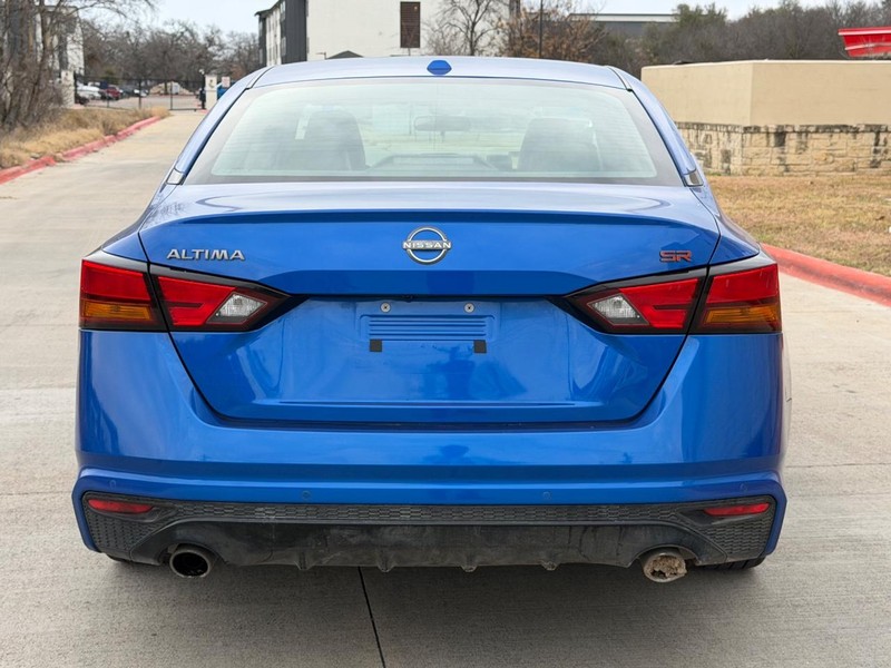 Nissan Altima Vehicle Full-screen Gallery Image 05