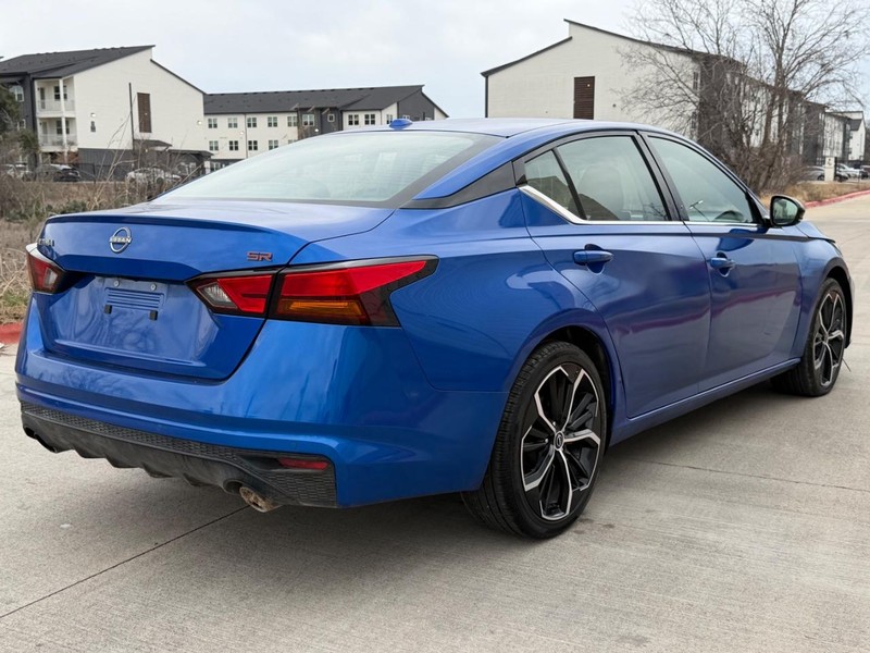 Nissan Altima Vehicle Full-screen Gallery Image 06