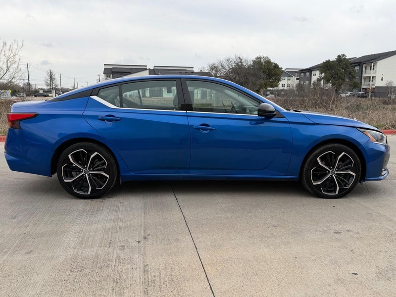 Nissan Altima Vehicle Full-screen Gallery Image 07