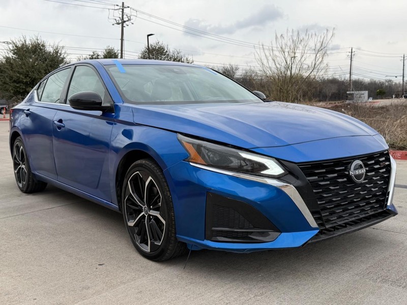 Nissan Altima Vehicle Full-screen Gallery Image 08