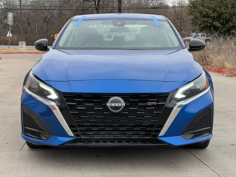 Nissan Altima Vehicle Full-screen Gallery Image 09