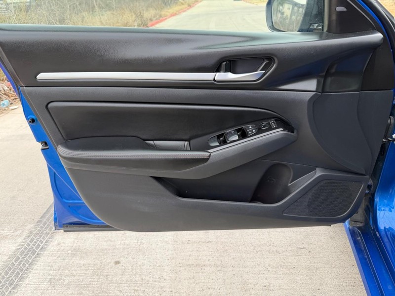 Nissan Altima Vehicle Full-screen Gallery Image 10