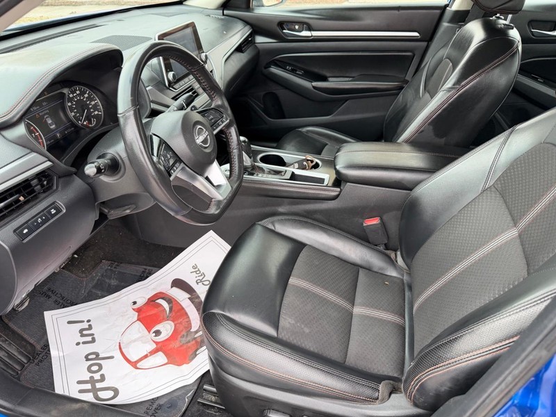 Nissan Altima Vehicle Full-screen Gallery Image 11