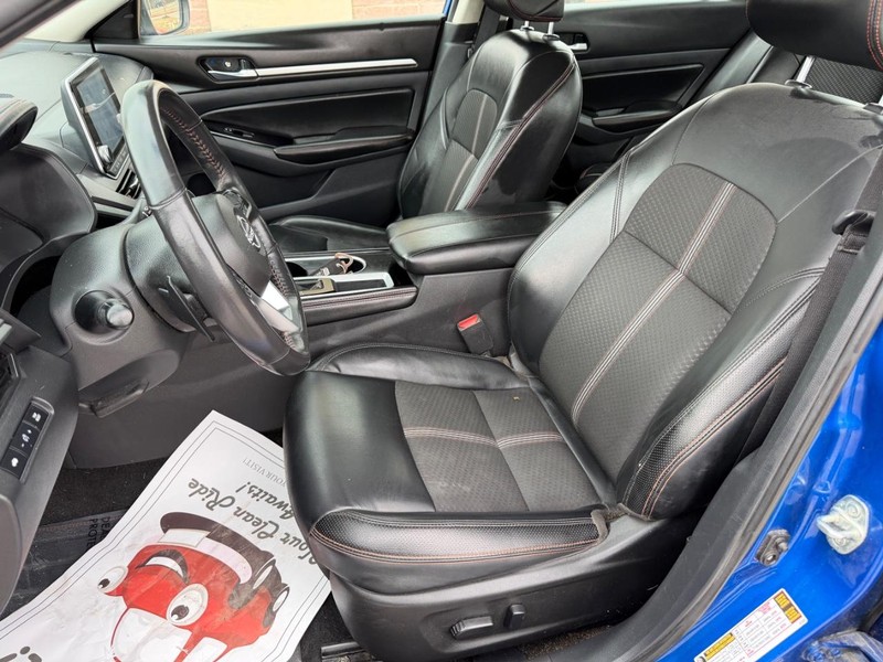 Nissan Altima Vehicle Full-screen Gallery Image 12