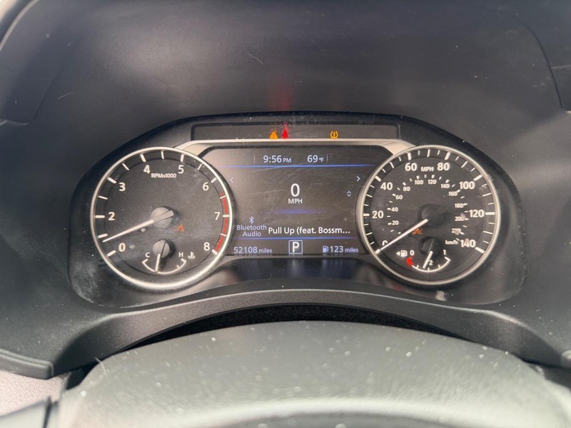 Nissan Altima Vehicle Full-screen Gallery Image 13