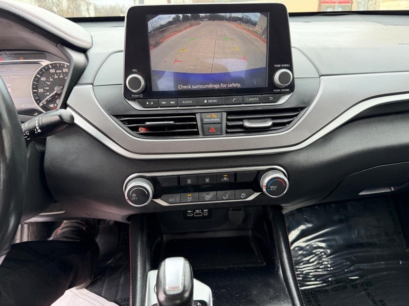 Nissan Altima Vehicle Full-screen Gallery Image 14