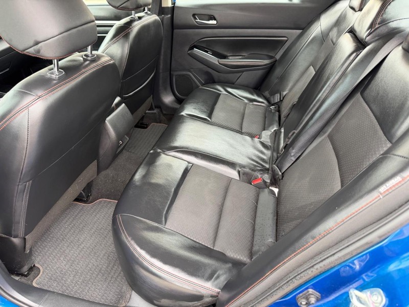 Nissan Altima Vehicle Full-screen Gallery Image 16