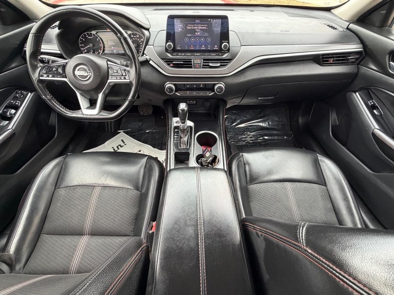 Nissan Altima Vehicle Full-screen Gallery Image 19