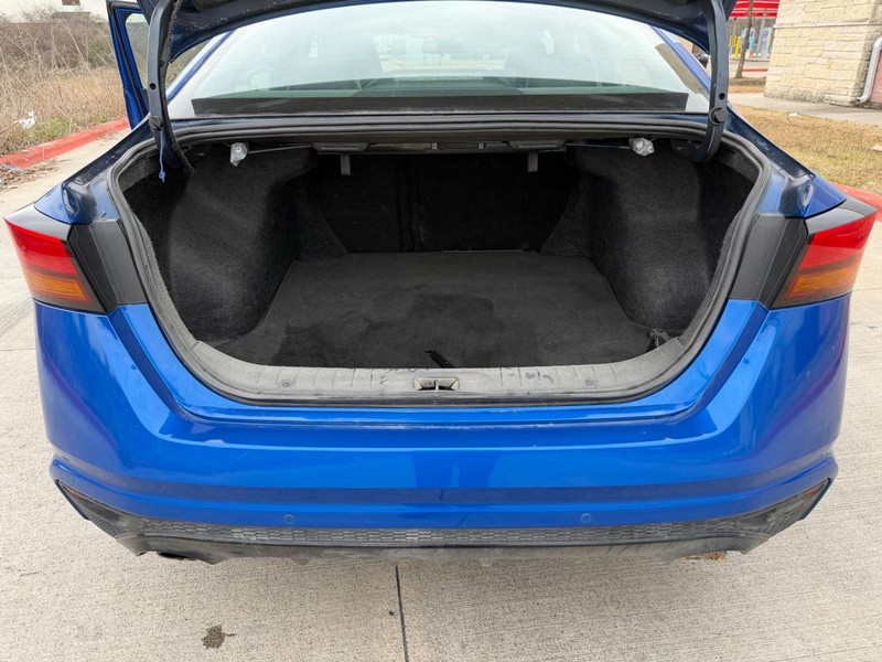 Nissan Altima Vehicle Full-screen Gallery Image 20