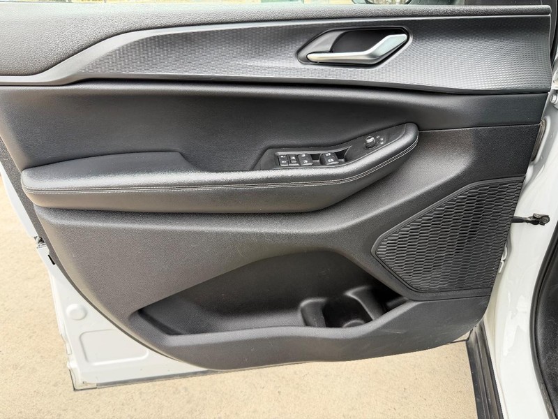 Jeep Grand Cherokee L Vehicle Full-screen Gallery Image 10