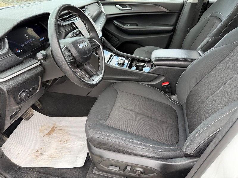 Jeep Grand Cherokee L Vehicle Full-screen Gallery Image 11