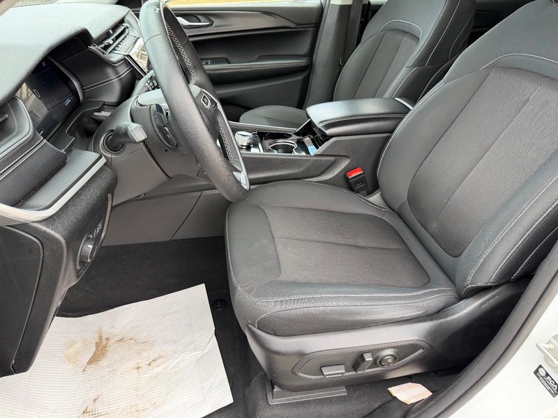 Jeep Grand Cherokee L Vehicle Full-screen Gallery Image 12