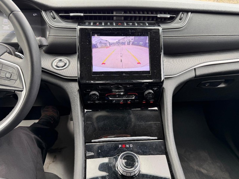 Jeep Grand Cherokee L Vehicle Full-screen Gallery Image 14