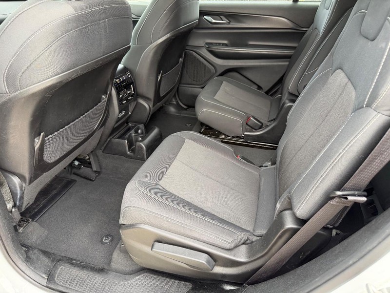 Jeep Grand Cherokee L Vehicle Full-screen Gallery Image 16