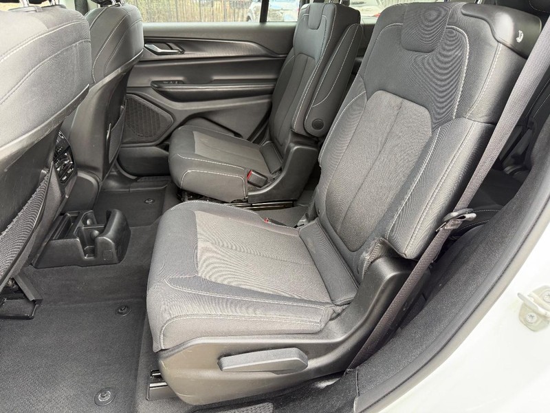 Jeep Grand Cherokee L Vehicle Full-screen Gallery Image 17