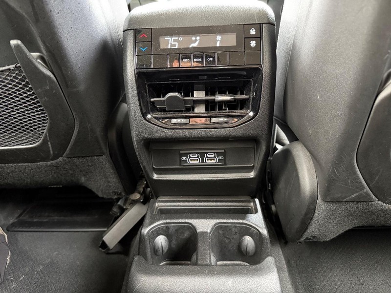 Jeep Grand Cherokee L Vehicle Full-screen Gallery Image 18