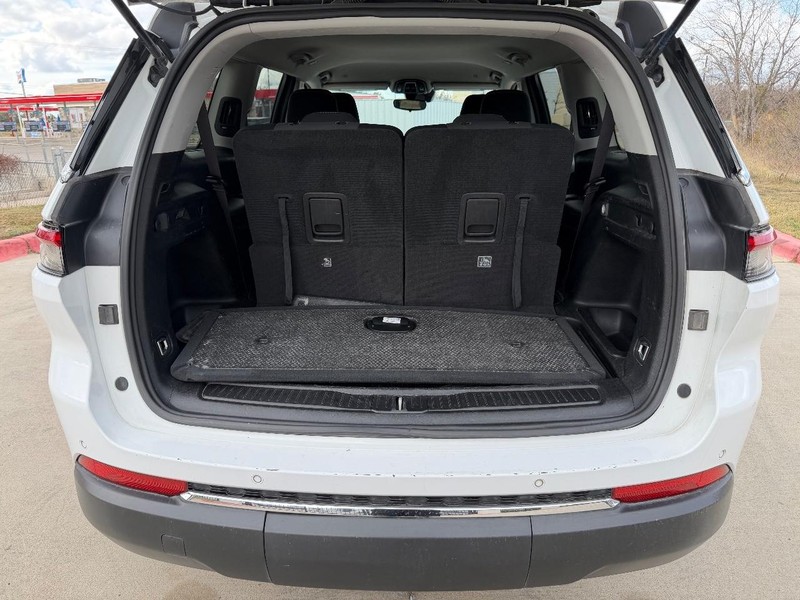 Jeep Grand Cherokee L Vehicle Full-screen Gallery Image 21