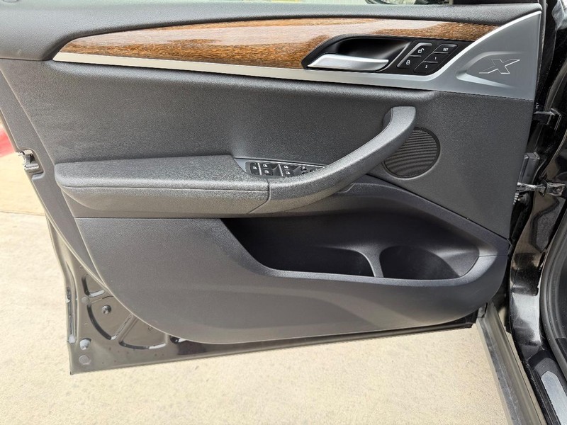 BMW X3 Vehicle Full-screen Gallery Image 10