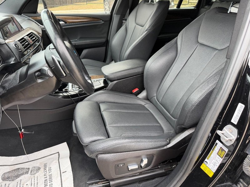 BMW X3 Vehicle Full-screen Gallery Image 12