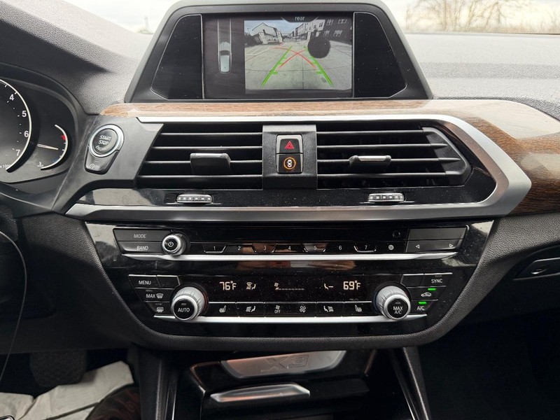 BMW X3 Vehicle Full-screen Gallery Image 14