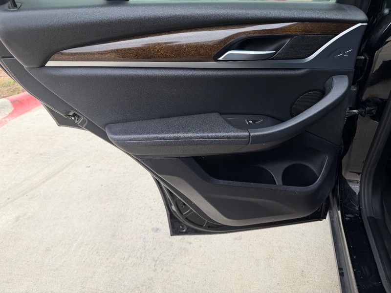 BMW X3 Vehicle Full-screen Gallery Image 15