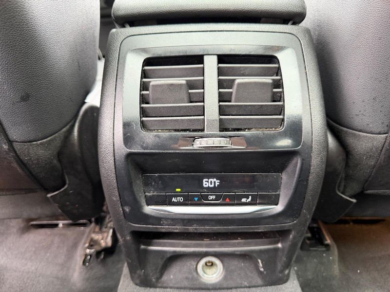 BMW X3 Vehicle Full-screen Gallery Image 18