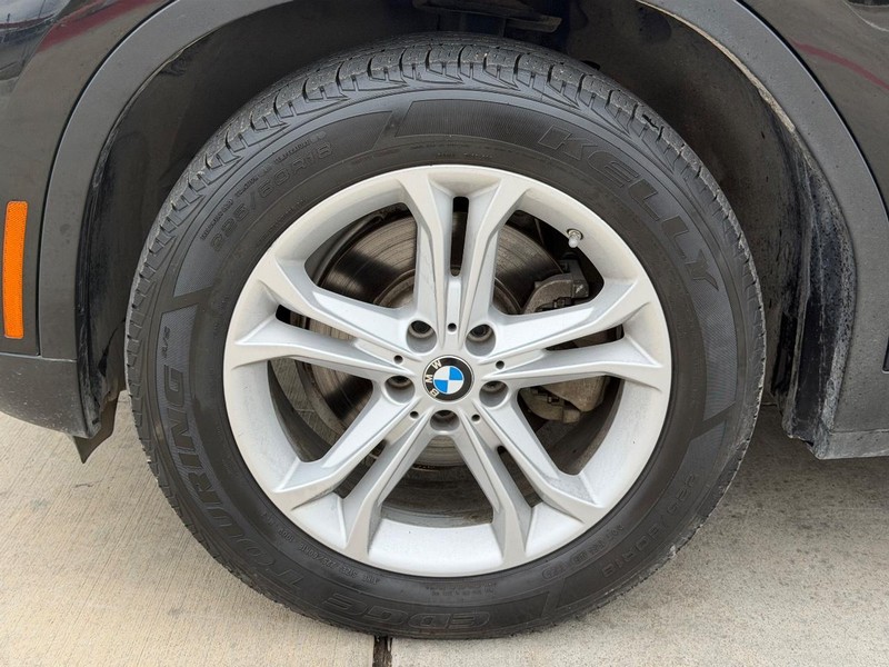 BMW X3 Vehicle Full-screen Gallery Image 22