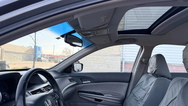 Honda Accord Sedan Vehicle Full-screen Gallery Image 05