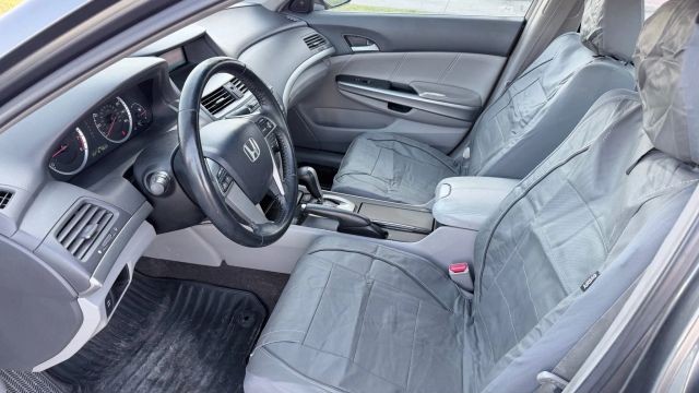 Honda Accord Sedan Vehicle Full-screen Gallery Image 06