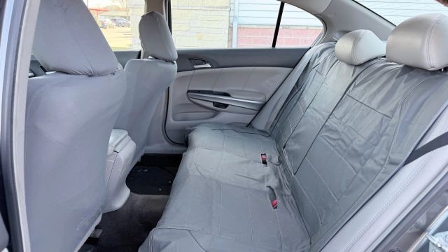 Honda Accord Sedan Vehicle Full-screen Gallery Image 09