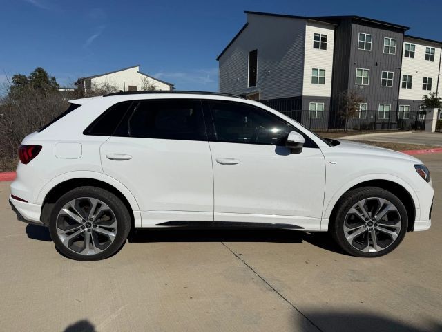 Audi Q3 Vehicle Full-screen Gallery Image 03