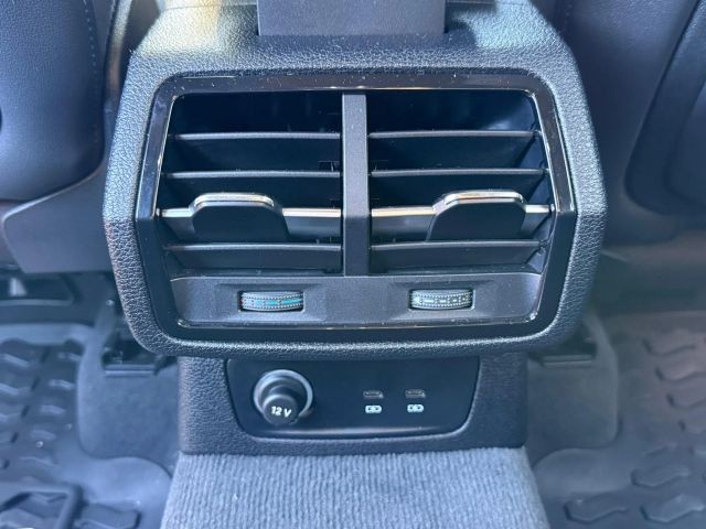 Audi Q3 Vehicle Full-screen Gallery Image 14