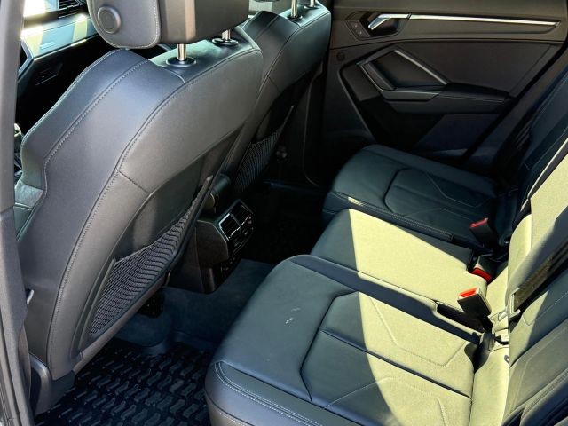 Audi Q3 Vehicle Full-screen Gallery Image 15