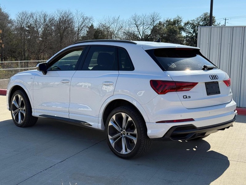 Audi Q3 Vehicle Full-screen Gallery Image 07