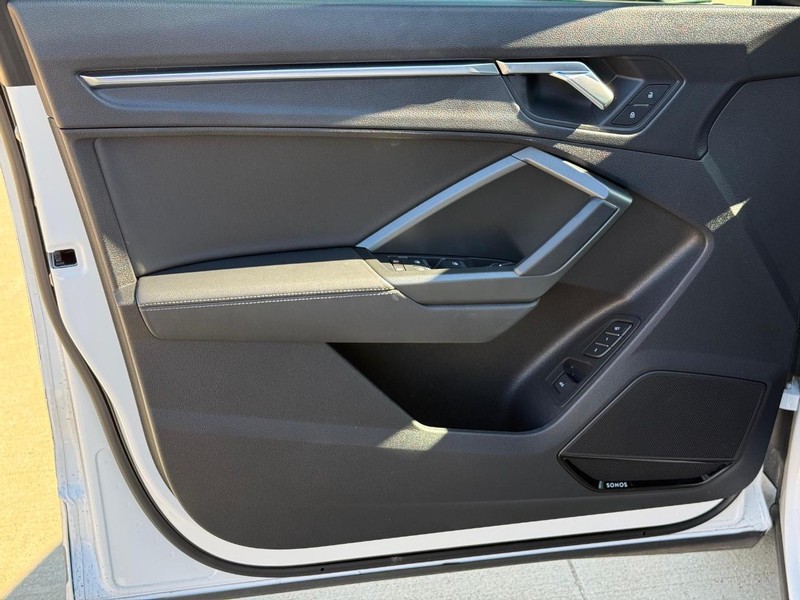 Audi Q3 Vehicle Full-screen Gallery Image 09