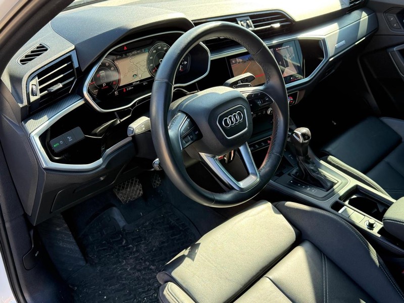 Audi Q3 Vehicle Full-screen Gallery Image 10