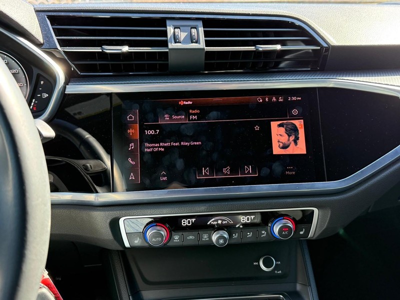 Audi Q3 Vehicle Full-screen Gallery Image 12