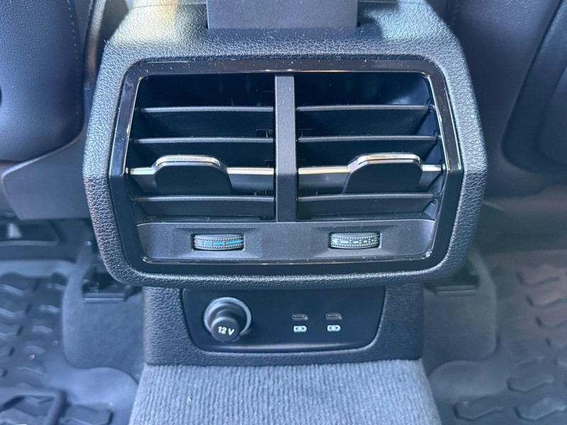 Audi Q3 Vehicle Full-screen Gallery Image 15