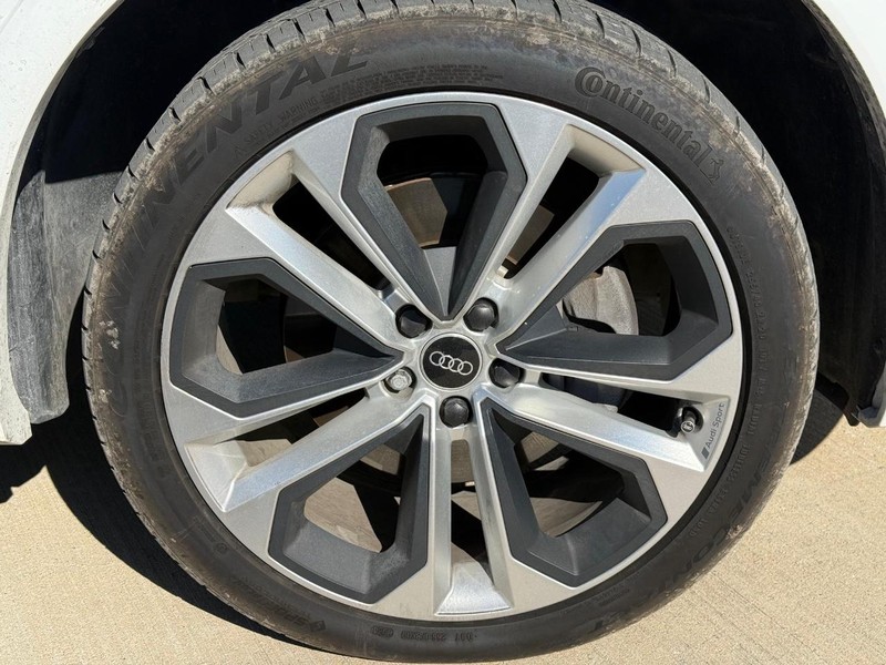 Audi Q3 Vehicle Full-screen Gallery Image 16