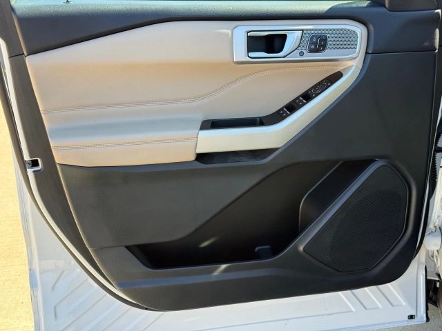 Ford Explorer Vehicle Full-screen Gallery Image 09