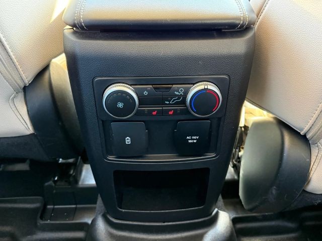 Ford Explorer Vehicle Full-screen Gallery Image 15